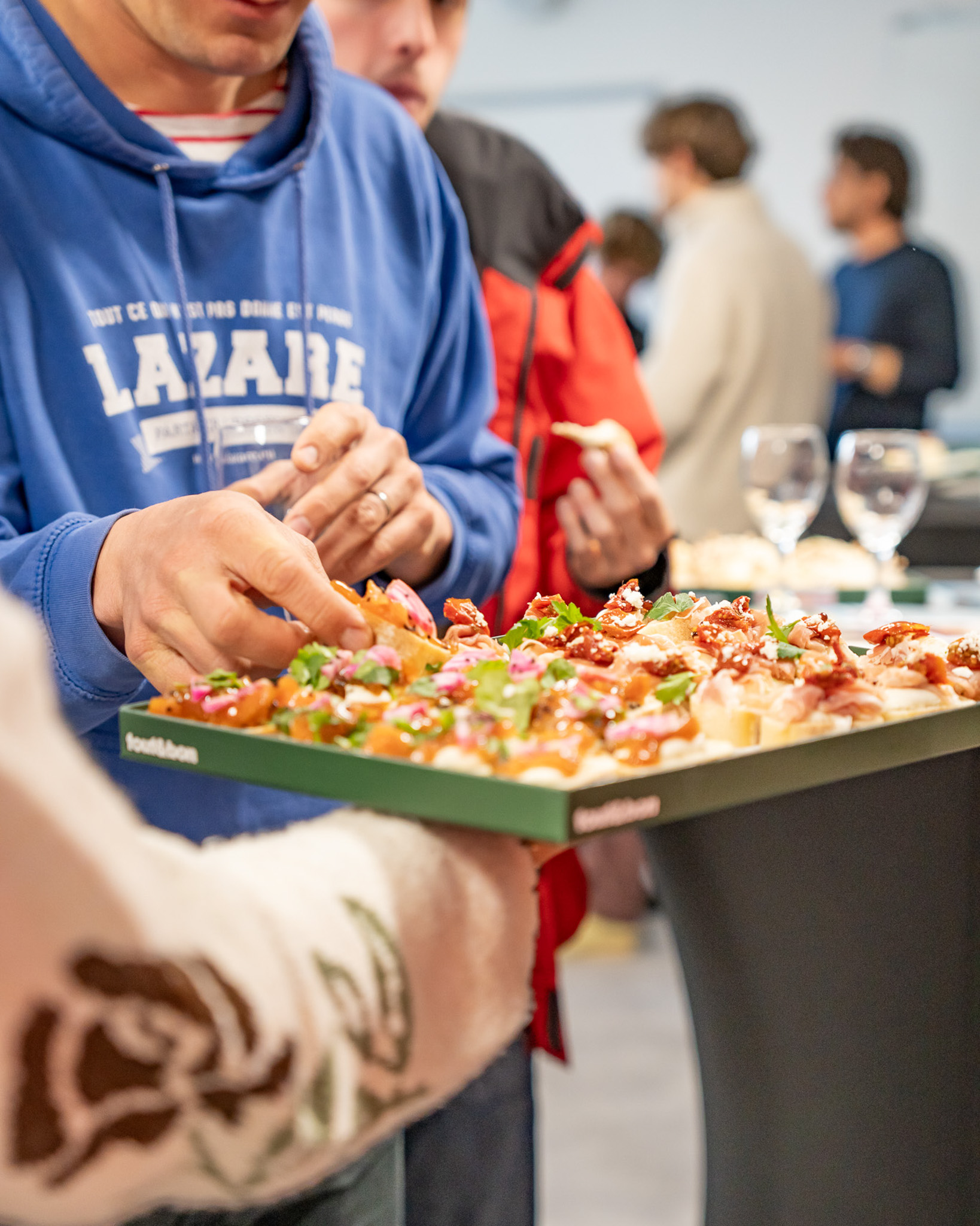 Traiteur événementiel solidaire pour entreprise : Tout&Bon accompagne Lazare lors d’un événement convivial alliant engagement social et gourmandise.