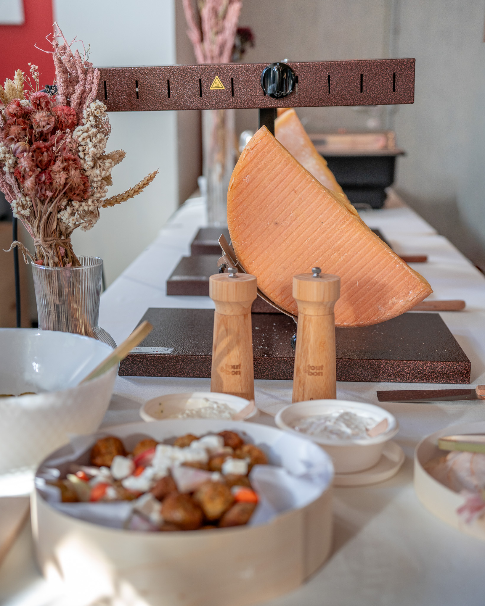 Raclette clé en main pour entreprise : Tout&Bon organise un événement festif de fin d’année à Lambersart pour 50 convives, avec service et matériel inclus.