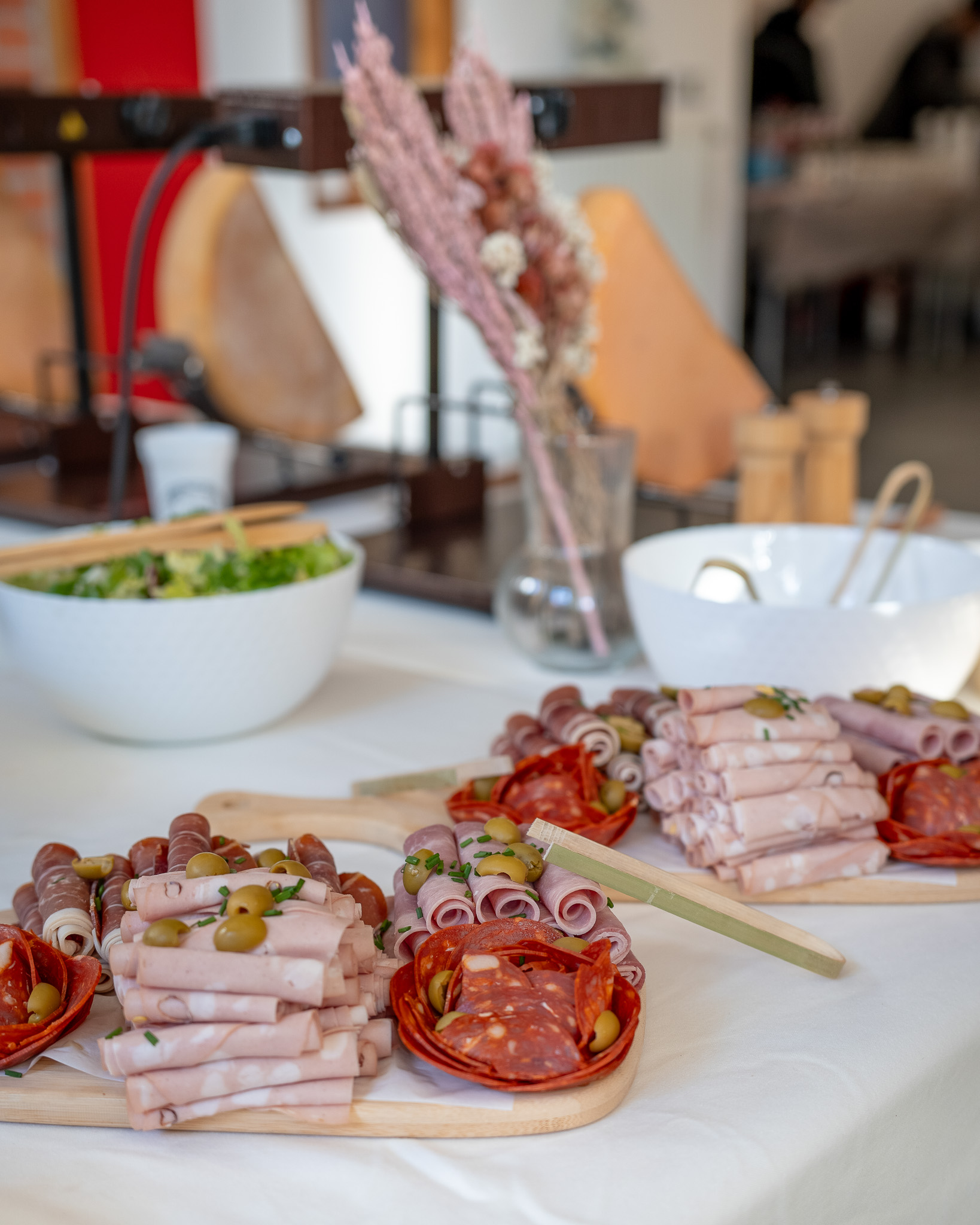 Raclette clé en main pour entreprise : Tout&Bon organise un événement festif de fin d’année à Lambersart pour 50 convives, avec service et matériel inclus.