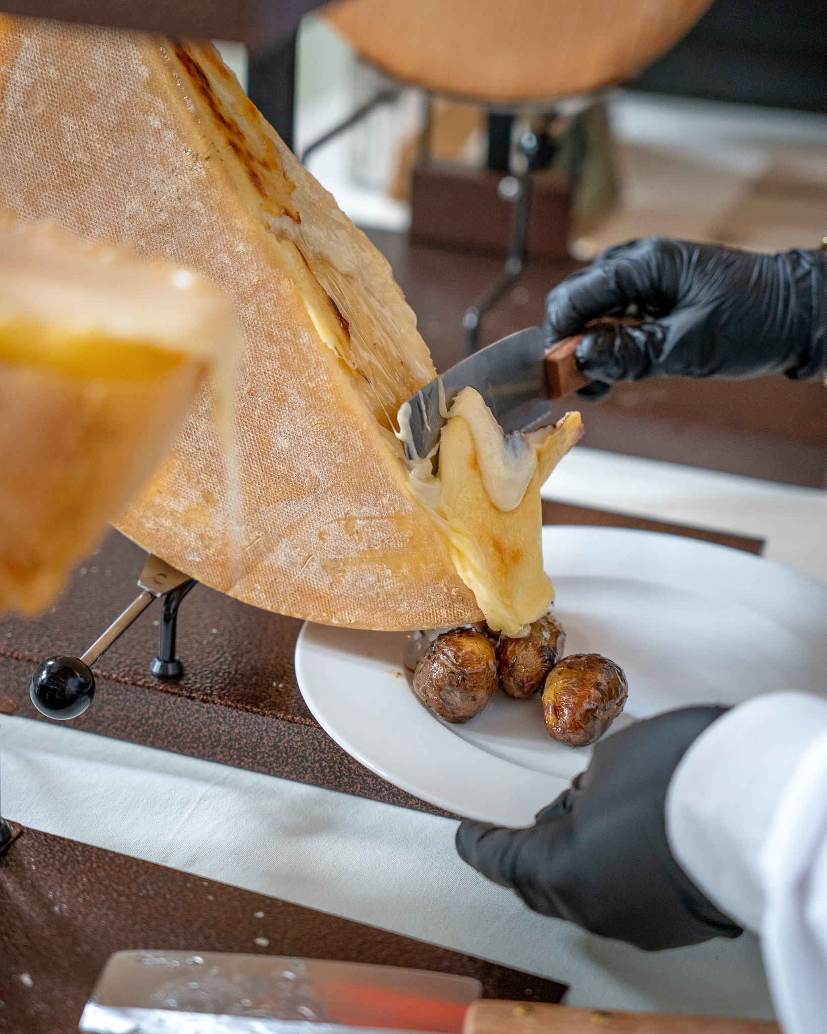 Service de raclette traditionnelle clé en main par traiteur événementiel